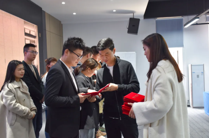 2021歐蒂尼家居第一期新商培訓頒發(fā)畢業(yè)證書(shū)及現金獎勵