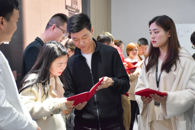 2021歐蒂尼家居第一期新商培訓頒發(fā)畢業(yè)證書(shū)及現金獎勵